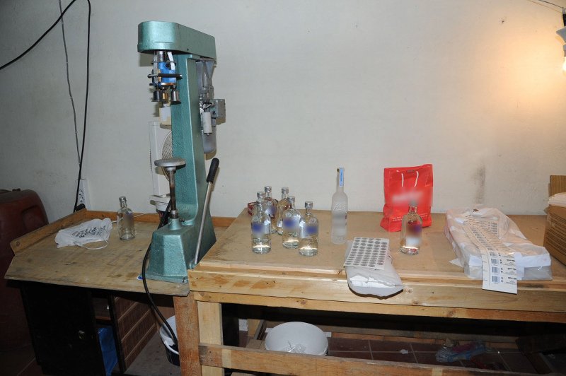 Παρασκεύαζαν ποτά-«μπόμπες» και τα διακινούσαν σε Ζάκυνθο, Κέρκυρα, Κρήτη και Αττική [εικόνες] | iefimerida.gr 6