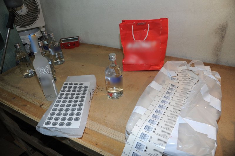 Παρασκεύαζαν ποτά-«μπόμπες» και τα διακινούσαν σε Ζάκυνθο, Κέρκυρα, Κρήτη και Αττική [εικόνες] | iefimerida.gr 7