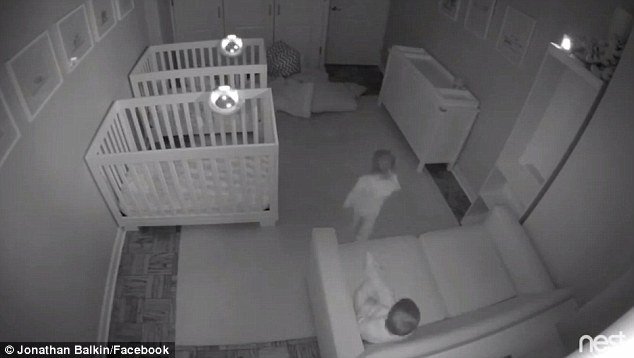 Οι μπόμπιρες το έσκασαν -Βγαίνουν από τις κούνιες τους και αλωνίζουν στο δωμάτιο [εικόνα & βίντεο] | iefimerida.gr 0