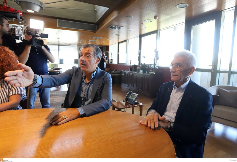 Μπουτάρης και Σταύρος Θεοδωράκης αναμετρήθηκαν για το ποιος έχει περισσότερα βραχιόλια [εικόνες & βίντεο] | iefimerida.gr 1