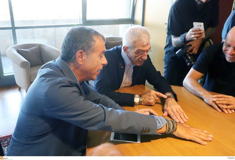 Μπουτάρης και Σταύρος Θεοδωράκης αναμετρήθηκαν για το ποιος έχει περισσότερα βραχιόλια [εικόνες & βίντεο] | iefimerida.gr 2