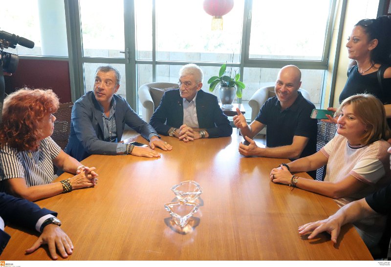 Μπουτάρης και Σταύρος Θεοδωράκης αναμετρήθηκαν για το ποιος έχει περισσότερα βραχιόλια [εικόνες & βίντεο] | iefimerida.gr 3