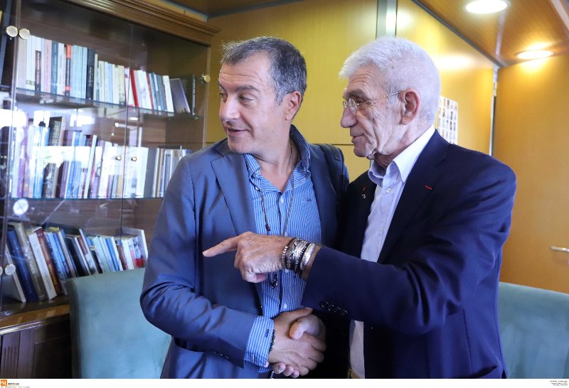 Μπουτάρης και Σταύρος Θεοδωράκης αναμετρήθηκαν για το ποιος έχει περισσότερα βραχιόλια [εικόνες & βίντεο] | iefimerida.gr 0