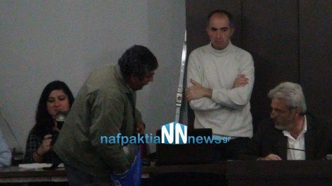 Πολίτης απείλησε με μπαλτά τον δήμαρχο Ναυπάκτου, πατέρα της Μπουλέ [εικόνες]  | iefimerida.gr 0