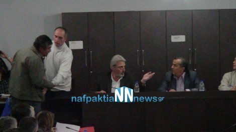 Πολίτης απείλησε με μπαλτά τον δήμαρχο Ναυπάκτου, πατέρα της Μπουλέ [εικόνες]  | iefimerida.gr 1