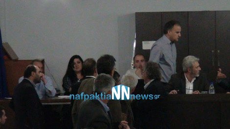 Πολίτης απείλησε με μπαλτά τον δήμαρχο Ναυπάκτου, πατέρα της Μπουλέ [εικόνες]  | iefimerida.gr 2