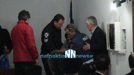 Πολίτης απείλησε με μπαλτά τον δήμαρχο Ναυπάκτου, πατέρα της Μπουλέ [εικόνες]  | iefimerida.gr 5