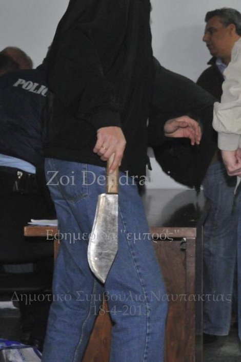 Πολίτης απείλησε με μπαλτά τον δήμαρχο Ναυπάκτου, πατέρα της Μπουλέ [εικόνες]  | iefimerida.gr 6