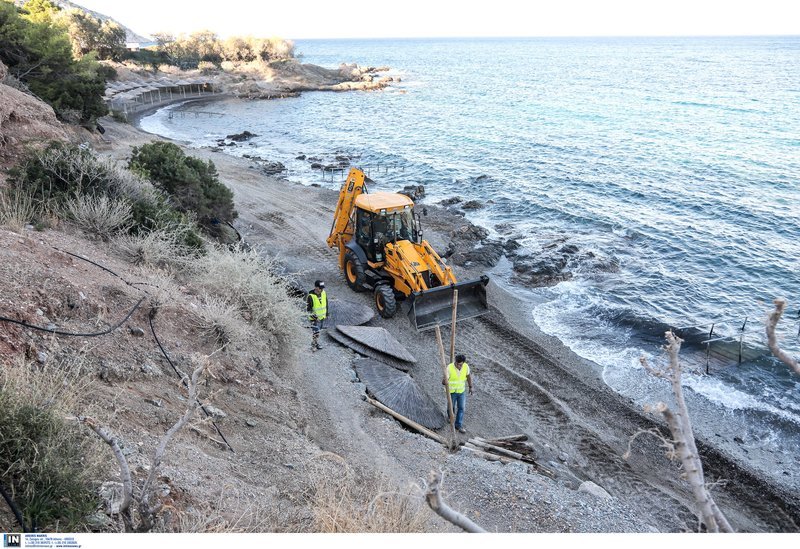 μετά την απομάκρυνση των μπάζων ακολούθησε το ίσιωμα της άμμου / Φωτογραφία: Intimenews/ΛΙΑΚΟΣ ΓΙΑΝΝΗΣ