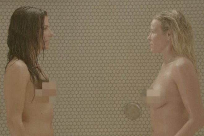 Η ολόγυμνη Σάντρα Μπούλοκ «χαστουκίζει» στο ντους διάσημη παρουσιάστρια [εικόνες] | iefimerida.gr 0