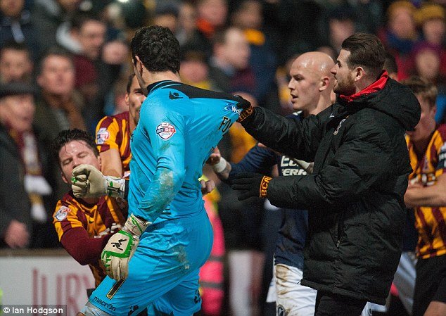 Μετέτρεψαν το γήπεδο σε ρινγκ - Τερματοφύλακας έριχνε μπουνιές στους αντιπάλους του [εικόνες] | iefimerida.gr 1