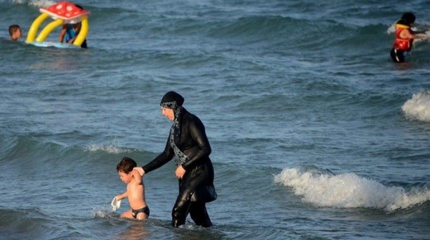 Διχάζει, όπως το ολόσωμο γυναικείο μαγιό γνωστό ως bourkini
