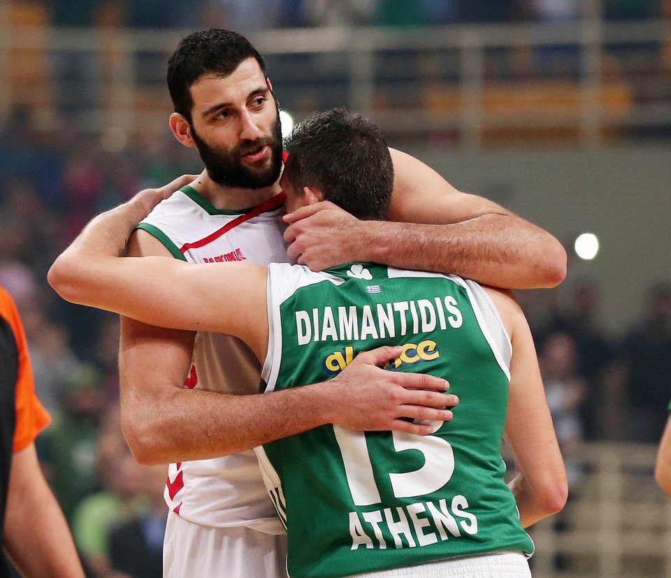 «Ράγισαν» καρδιές στο ΟΑΚΑ - Η τελευταία αγκαλιά του Μπουρούση στον Διαμαντίδη [εικόνες] | iefimerida.gr 1