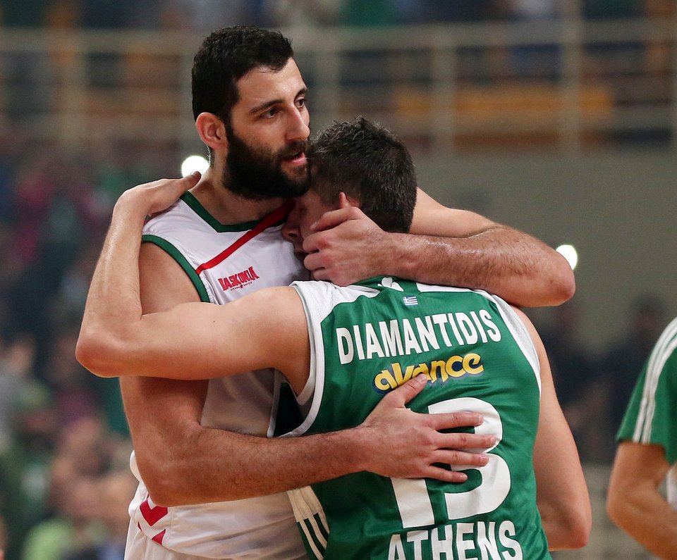 «Ράγισαν» καρδιές στο ΟΑΚΑ - Η τελευταία αγκαλιά του Μπουρούση στον Διαμαντίδη [εικόνες] | iefimerida.gr 2