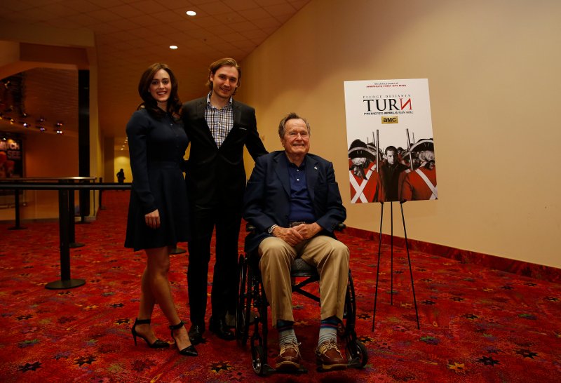 Ο Τζορτζ Μπους χούφτωσε ηθοποιό από το αναπηρικό καροτσάκι! Της είπε και βρόμικο αστείο [εικόνα] | iefimerida.gr 1