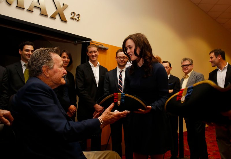 Ο Τζορτζ Μπους χούφτωσε ηθοποιό από το αναπηρικό καροτσάκι! Της είπε και βρόμικο αστείο [εικόνα] | iefimerida.gr 3