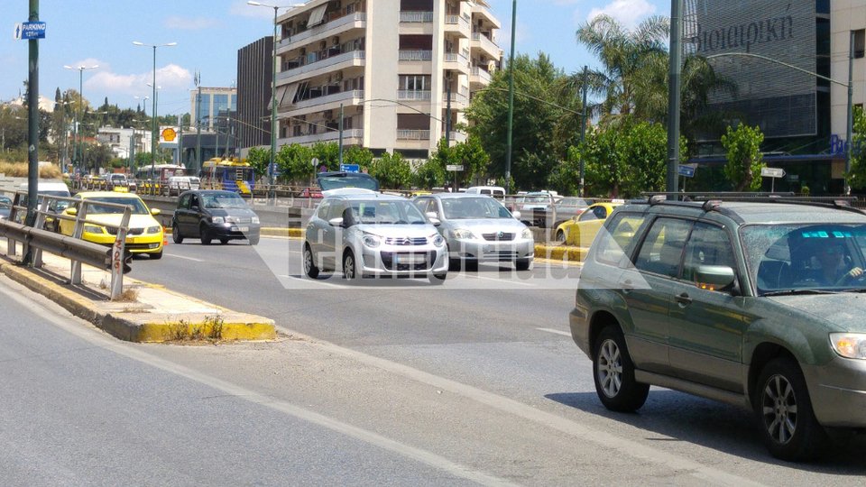 Ο Μπουτάρης ήρθε στην Αθήνα και «έμεινε» με το αυτοκίνητο στη μέση της Κηφισίας [εικόνες] | iefimerida.gr 0