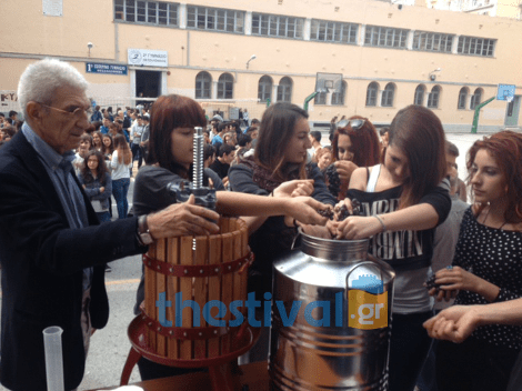 O Μπουτάρης έδειξε στα «λυκειάκια» πώς παρασκευάζεται το κρασί [εικόνες & βίντεο] | iefimerida.gr 2