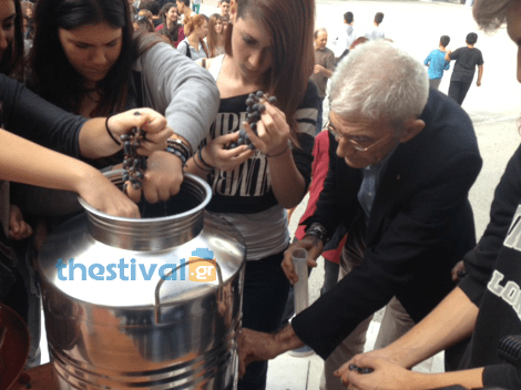 O Μπουτάρης έδειξε στα «λυκειάκια» πώς παρασκευάζεται το κρασί [εικόνες & βίντεο] | iefimerida.gr 1