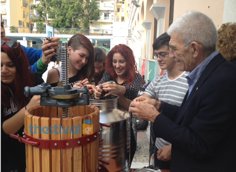 O Μπουτάρης έδειξε στα «λυκειάκια» πώς παρασκευάζεται το κρασί [εικόνες & βίντεο] | iefimerida.gr 0