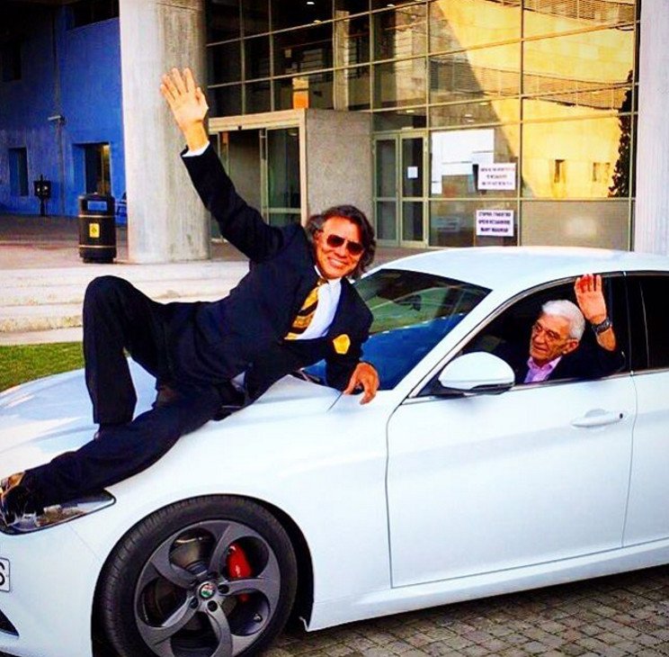 Ο Ψινάκης ανεβασμένος σε καπό -Τον πάει βόλτα ο Μπουτάρης [εικόνα] | iefimerida.gr 0