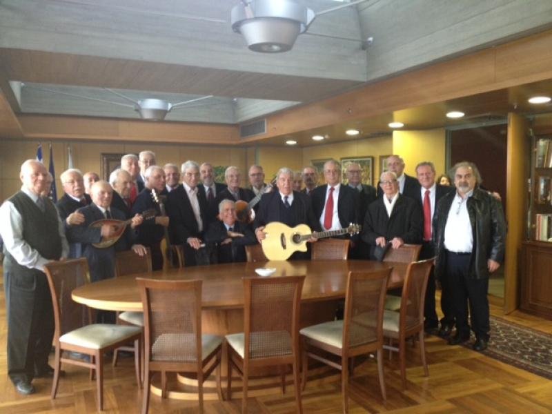 «Λεχρίτες» έψαλαν στον Γιάννη Μπουτάρη το «Μπάρμπα Γιάννη Κανατά»-Ο δήμαρχος σιγοτραγουδούσε μαζί τους  [εικόνα&βίντεο] | iefimerida.gr 0