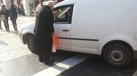 Ο Μπουτάρης κάνει τον αστυνομικό και κολλάει σε αμάξι αυτοκόλλητο «είμαι γάιδαρος» [εικόνα] | iefimerida.gr 0