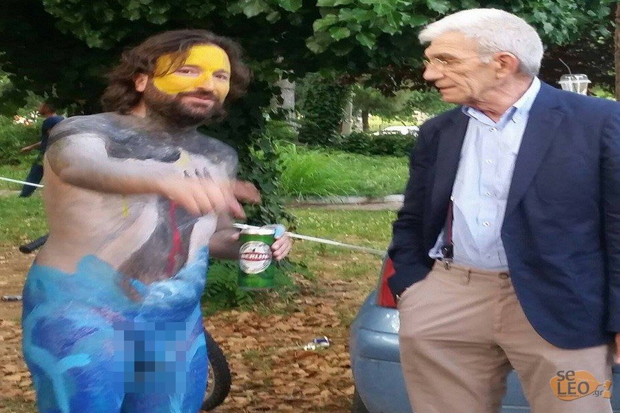 Ο Μπουτάρης παρέα με γυμνό ποδηλάτη που πίνει μπυρίτσα [εικόνες] | iefimerida.gr 0