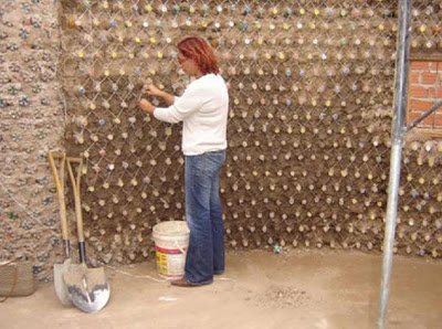 Πλανήτης-κρίση: Φτιάχνει σπίτια από μπουκάλια για φτωχούς [εικόνες] | iefimerida.gr 2