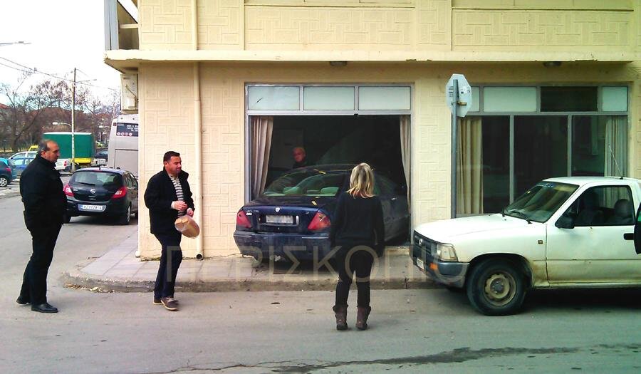 Αμάξι... μπούκαρε στα γραφεία του ΚΤΕΛ Αμυνταίου [εικόνα] | iefimerida.gr 0