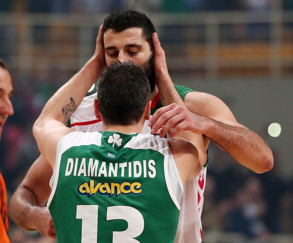 «Ράγισαν» καρδιές στο ΟΑΚΑ - Η τελευταία αγκαλιά του Μπουρούση στον Διαμαντίδη [εικόνες] | iefimerida.gr 0