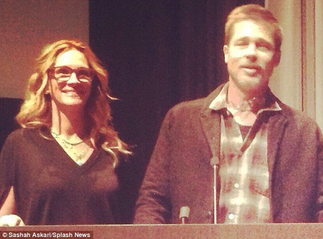 Η πρώτη εμφάνιση του Μπραντ Πιτ μετά τον χωρισμό- Με την Τζούλια Ρόμπερτς στο πλευρό του [εικόνες] | iefimerida.gr 0