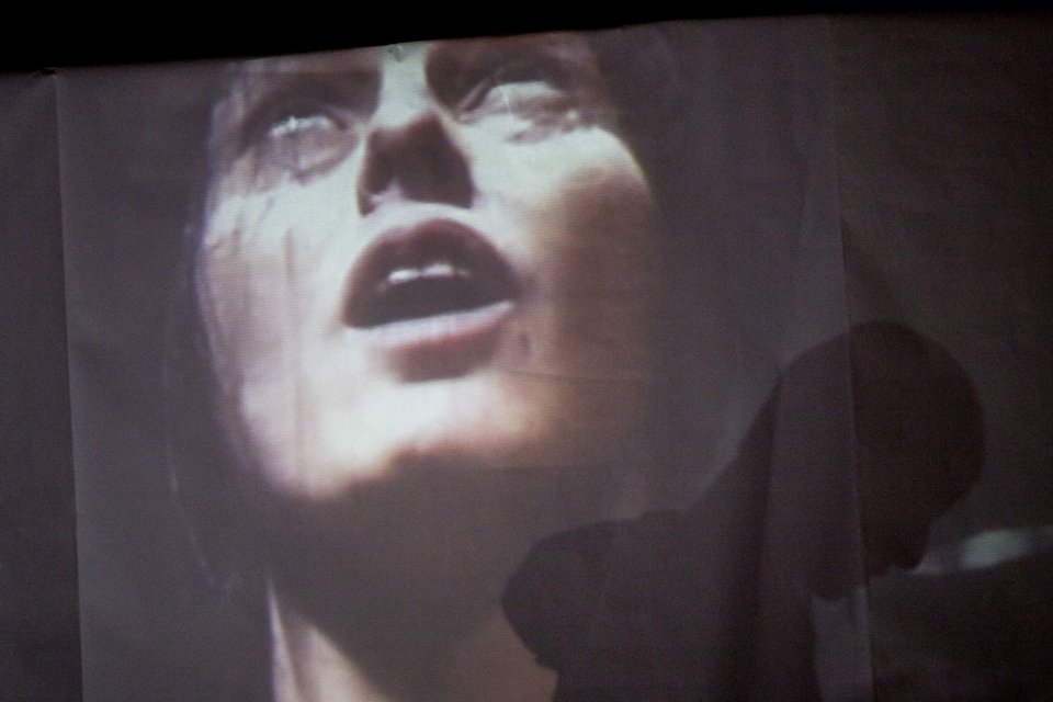 Η Αντζελα Μπρούσκου στο παραληρηματικό κείμενο της Σάρα Κέιν «4.48 Ψύχωση» [εικόνες]  | iefimerida.gr 1