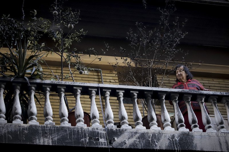 Εκαψαν και τα μπαλκόνια στις πολυκατοικίες των Εξαρχείων- Τίποτα όρθιο [εικόνες] | iefimerida.gr 4