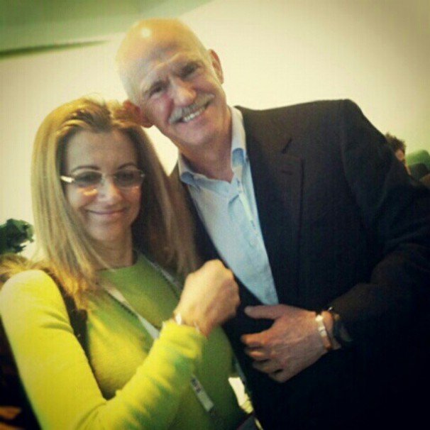 O Γιώργος και η Άντα Παπανδρέου διαφημίζουν βραχιολάκια [εικόνα] | iefimerida.gr 0