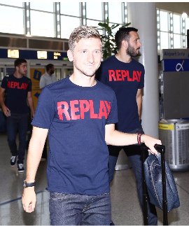 O Ολυμπιακός αναχώρησε για Βελιγράδι με την νέα REPLAY casual ενδυμασία της σεζόν 2017/2018 [εικόνες] | iefimerida.gr 3