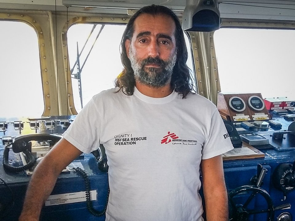 Ελληνοκύπριος διέσωσε δίδυμα προσφυγόπουλα 5 ημερών στη Μεσόγειο [εικόνες] | iefimerida.gr 1