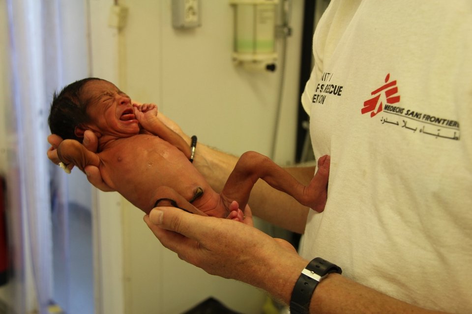 Ελληνοκύπριος διέσωσε δίδυμα προσφυγόπουλα 5 ημερών στη Μεσόγειο [εικόνες] | iefimerida.gr 0