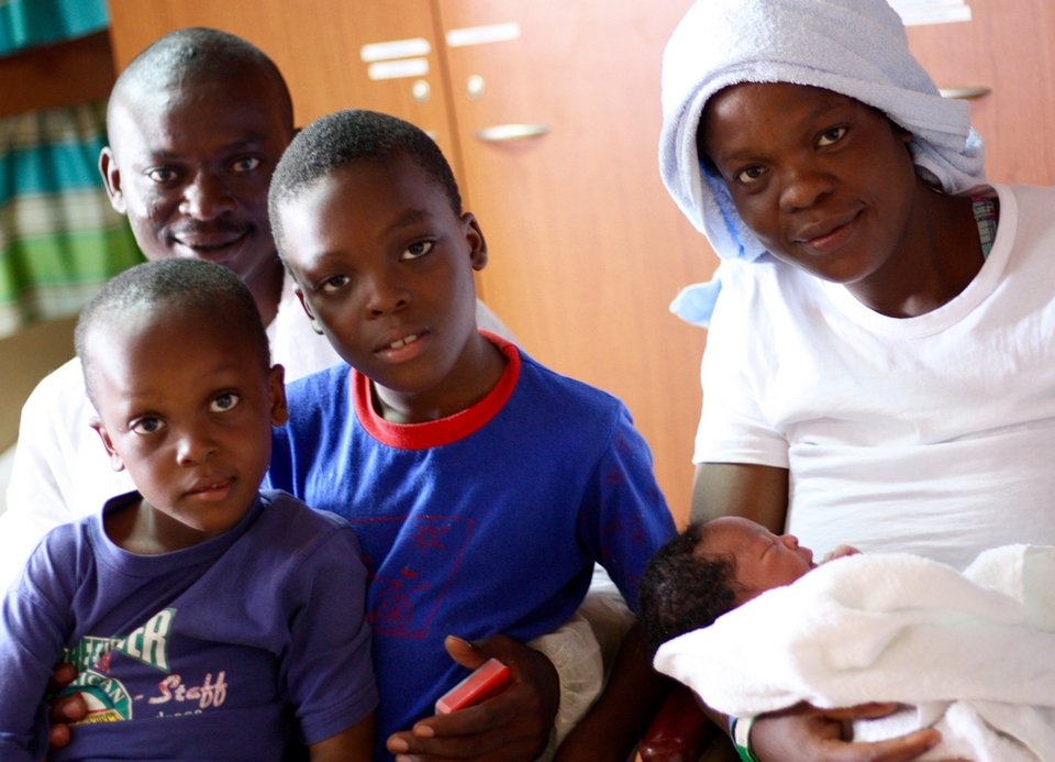 Εγκυος μετανάστρια γέννησε πάνω σε διασωστικό πλοίο [εικόνες] | iefimerida.gr 2