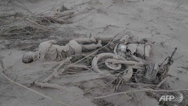 Φρίκη από την πολύνεκρη έκρηξη του ηφαιστείου στη Σουμάτρα: Ξεθάβουν νεκρούς από τη στάχτη [εικόνες] | iefimerida.gr 5