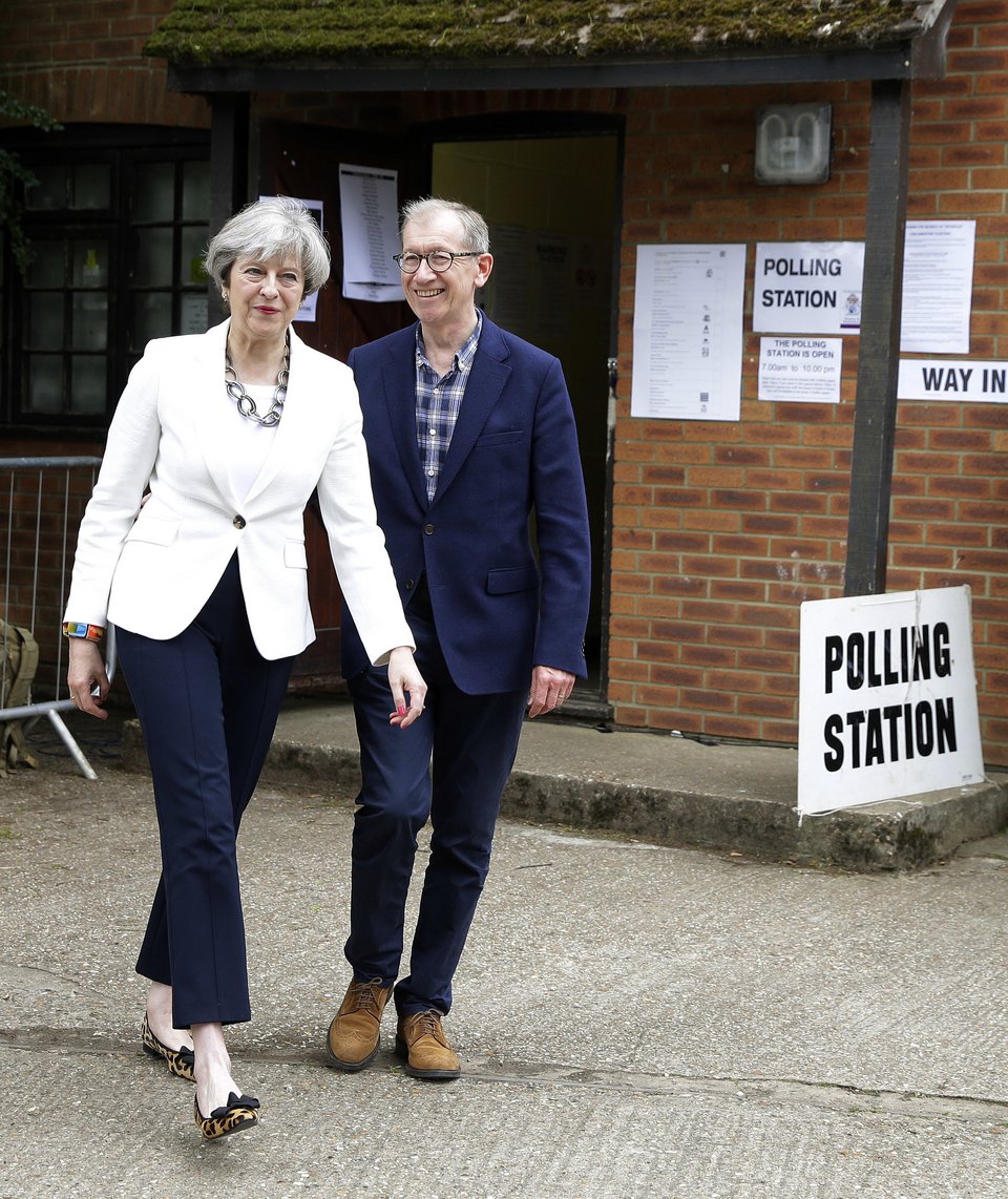 Ψήφισε η Μέι: Πήγε με Jaguar, λεοπάρ γοβάκια και τον σύζυγο να την ακολουθεί [εικόνες] | iefimerida.gr 2