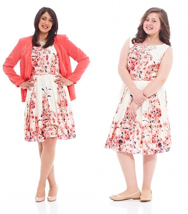 Γελάνε όλοι με τη νέα μόδα: Μαμάδες φορούν και βγαίνουν έξω με τα ρούχα των 10χρονων παιδιών τους [εικόνες] | iefimerida.gr 6