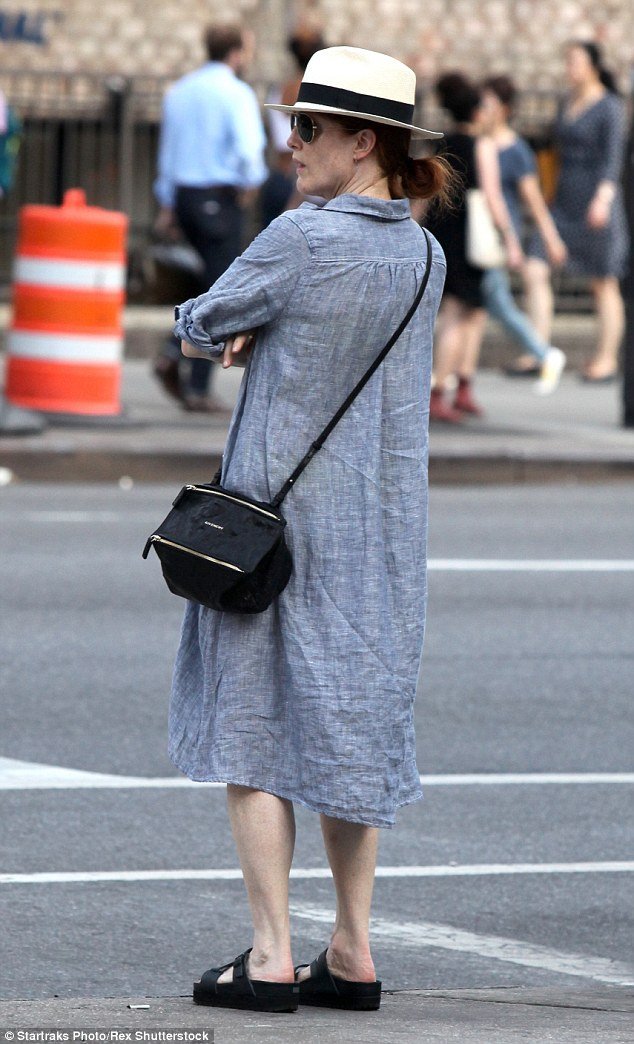 Η Τζούλιαν Μουρ με ρόμπα και σανδάλια στο δρόμο[εικόνες] | iefimerida.gr 1