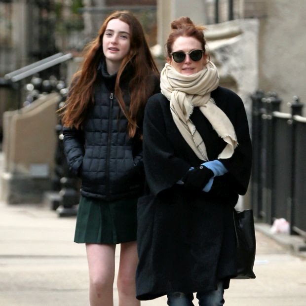 «Φτυστή» η μητέρα της είναι η 13χρονη κόρη της Τζούλιαν Μουρ [εικόνες]  | iefimerida.gr 1