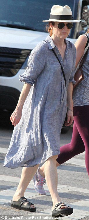 Η Τζούλιαν Μουρ με ρόμπα και σανδάλια στο δρόμο[εικόνες] | iefimerida.gr 2