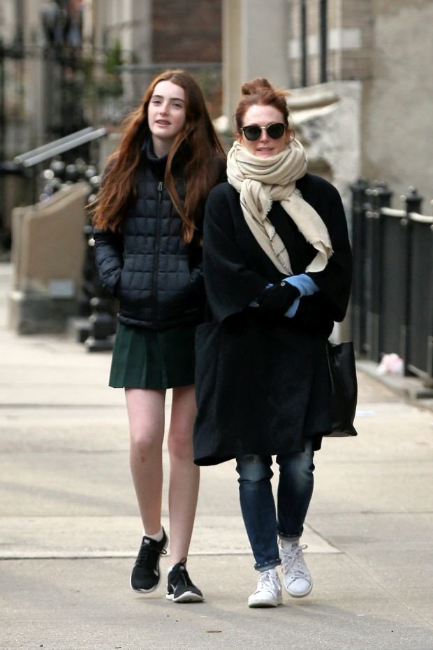 «Φτυστή» η μητέρα της είναι η 13χρονη κόρη της Τζούλιαν Μουρ [εικόνες]  | iefimerida.gr 2