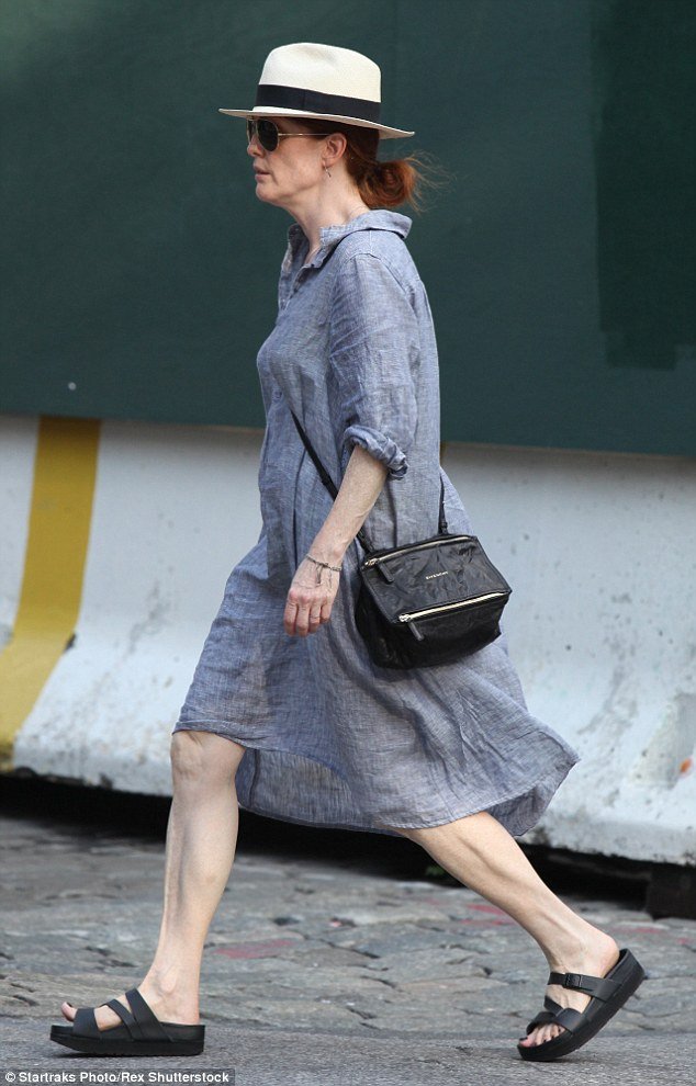 Η Τζούλιαν Μουρ με ρόμπα και σανδάλια στο δρόμο[εικόνες] | iefimerida.gr 3