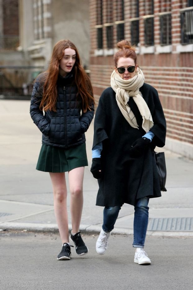 «Φτυστή» η μητέρα της είναι η 13χρονη κόρη της Τζούλιαν Μουρ [εικόνες]  | iefimerida.gr 3