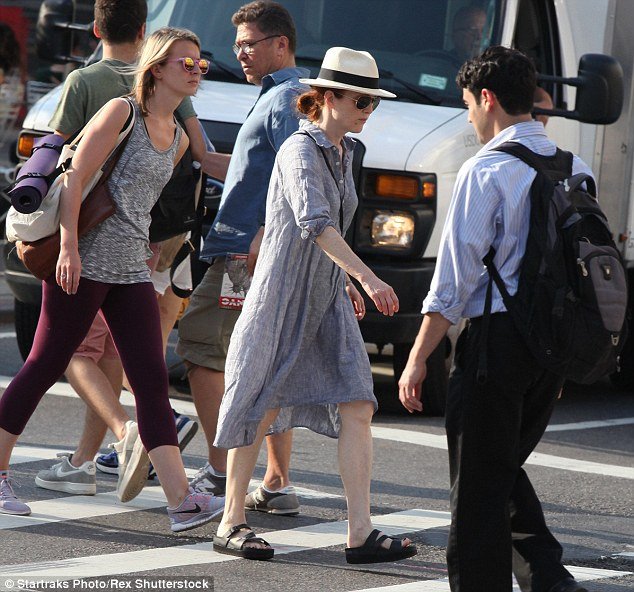 Η Τζούλιαν Μουρ με ρόμπα και σανδάλια στο δρόμο[εικόνες] | iefimerida.gr 4