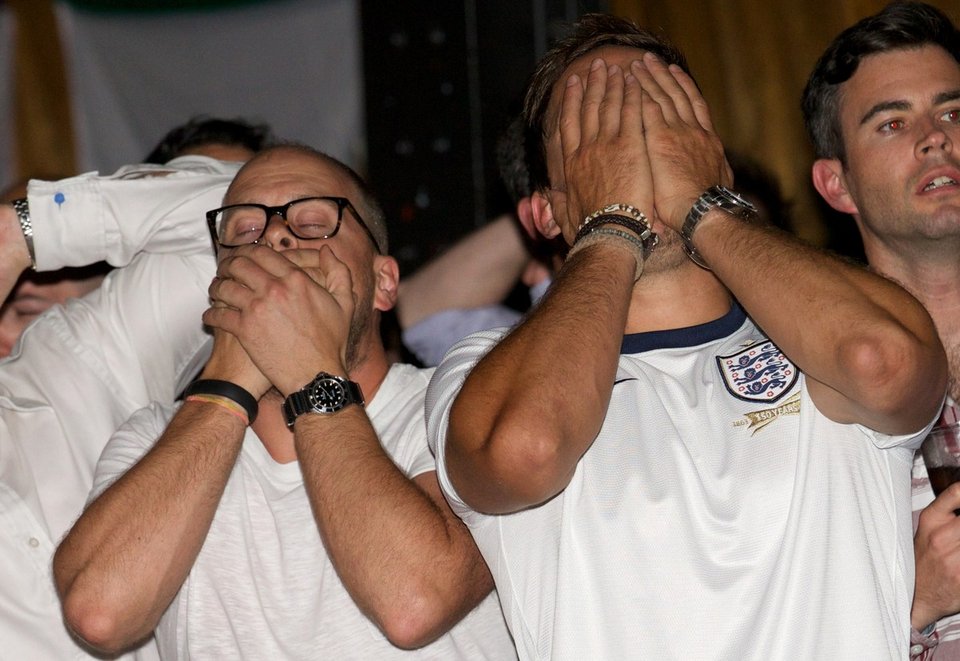 Αυτοί είναι οι πιο θλιμμένοι φίλαθλοι του κόσμου -Ο φωτογραφικός φακός κατέγραψε τα πρόσωπα της ήττας [εικόνες] | iefimerida.gr 7